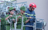Xem các em nhỏ dập lửa, thoát hiểm trong đám cháy